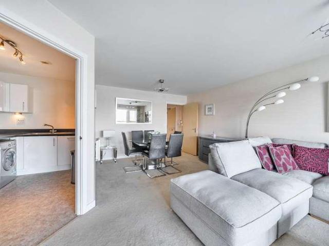 2 bed flat for sale