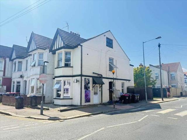 2 bed flat for sale