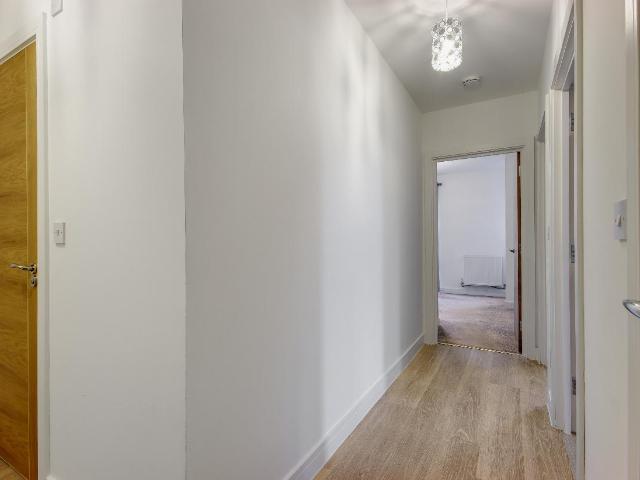 2 bed flat for sale