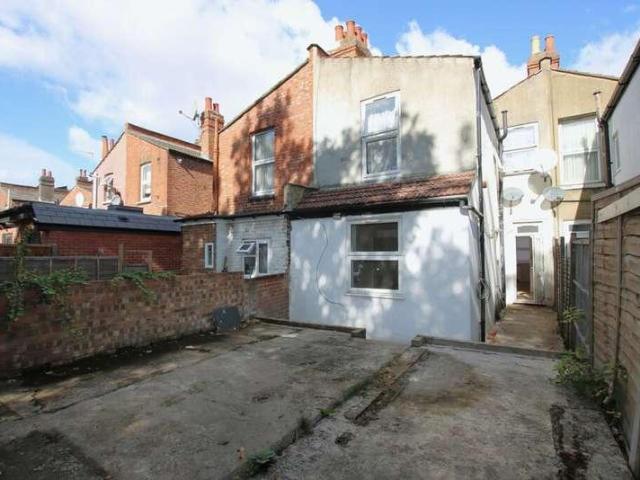 2 bed flat for sale