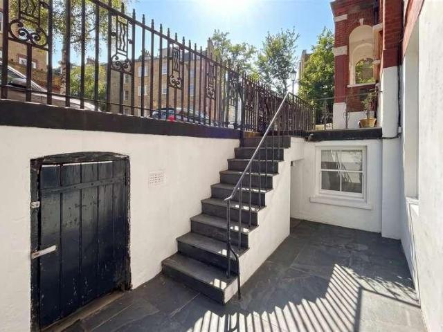 2 bed flat for sale