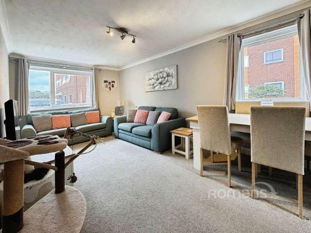 2 bed flat for sale