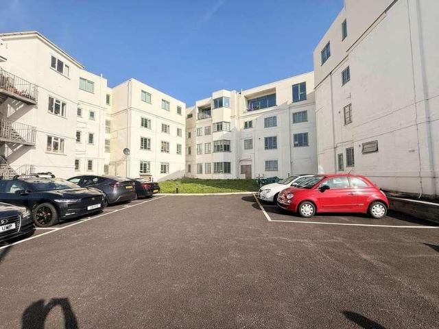 2 bed flat for sale
