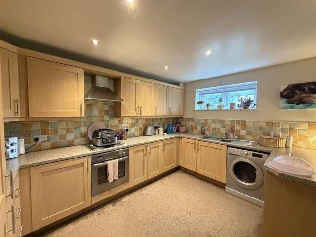 2 bed flat for sale