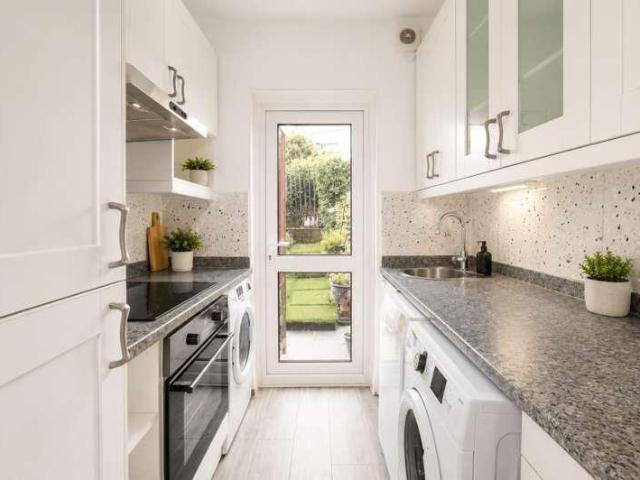 2 bed flat for sale