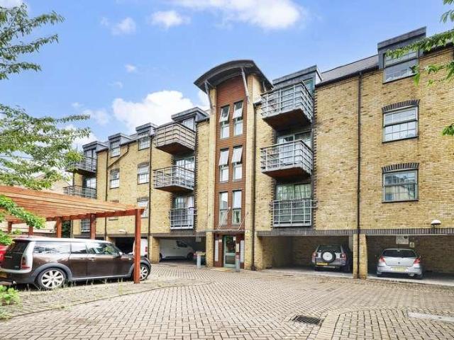 2 bed flat for sale