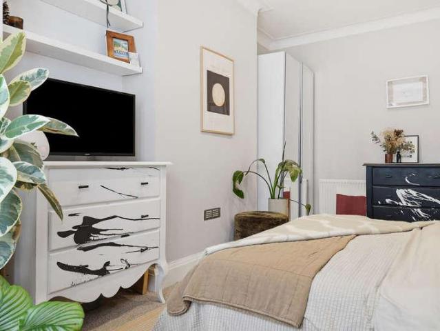 2 bed flat for sale