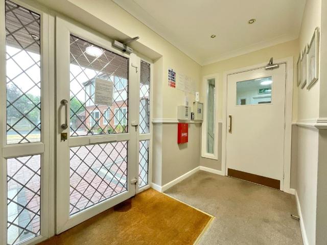 2 bed flat for sale