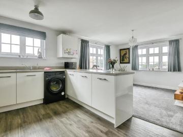 2 bed flat for sale