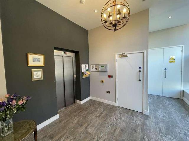 2 bed flat for sale