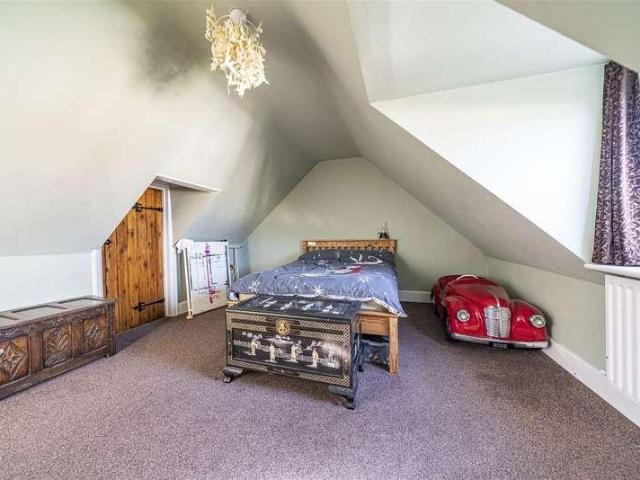 2 bed flat for sale