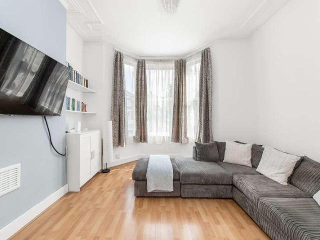 2 bed flat for sale