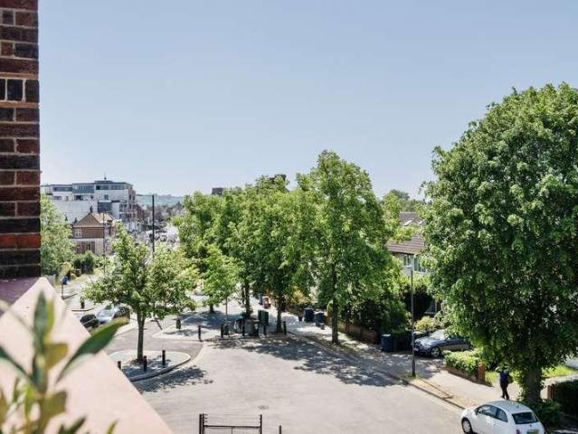 2 bed flat for sale