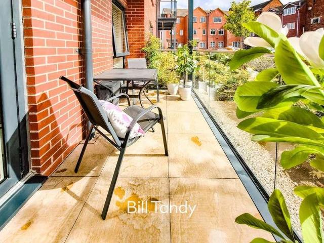 2 bed flat for sale