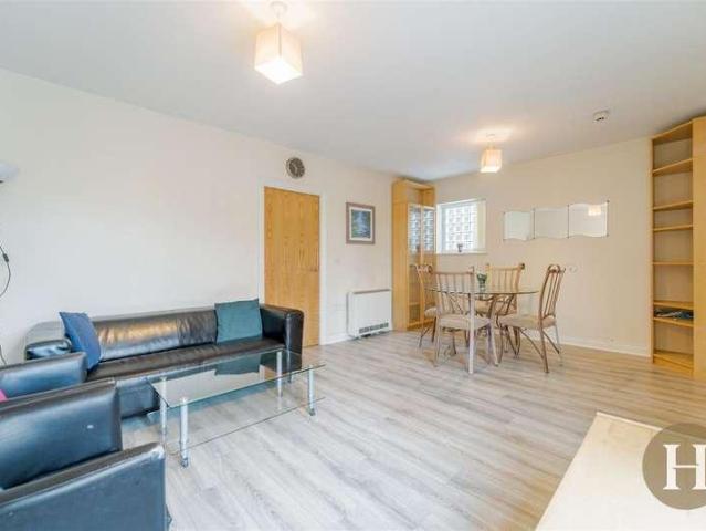 2 bed flat for sale