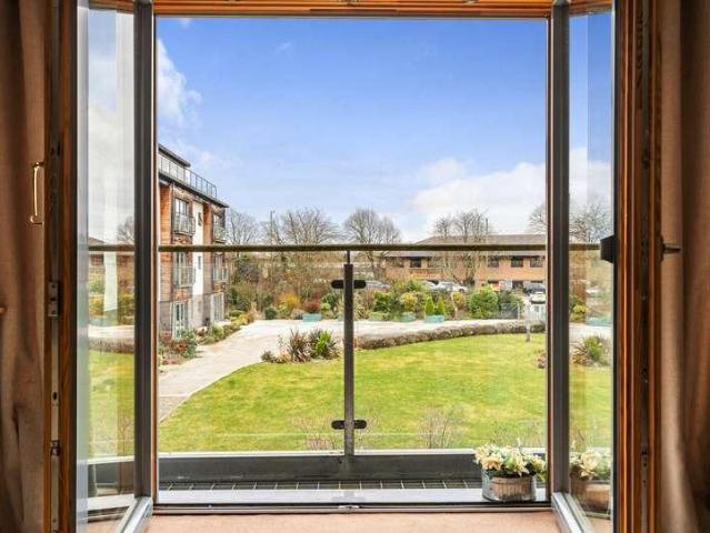 2 bed flat for sale
