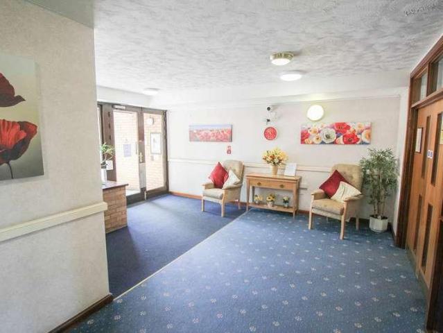 2 bed flat for sale
