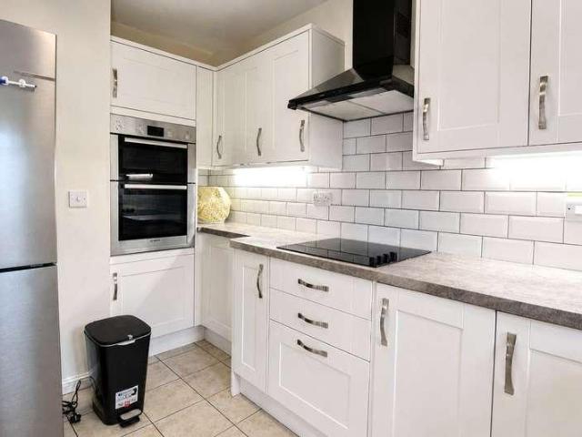 2 bed flat for sale