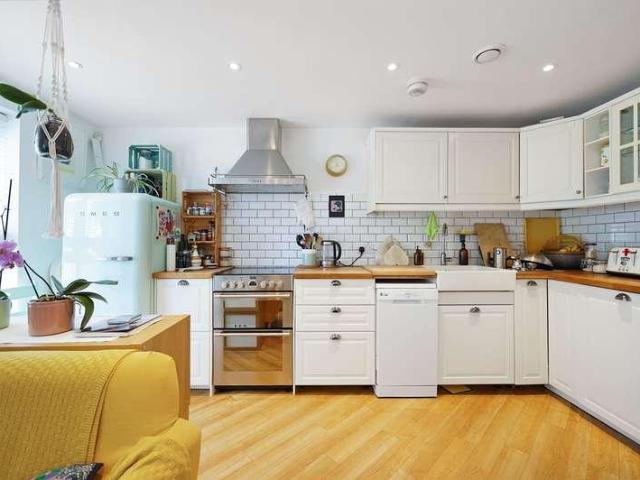2 bed flat for sale