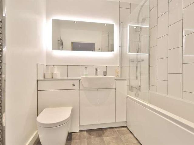 2 bed flat for sale