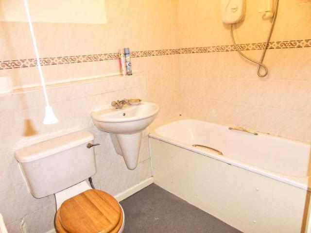 2 bed flat for sale