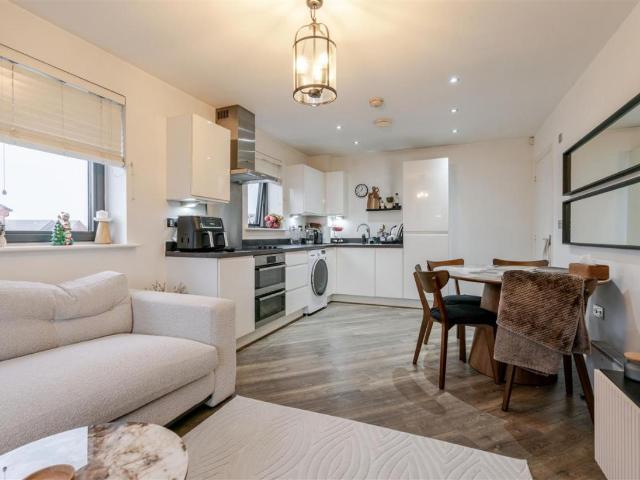 2 bed flat for sale