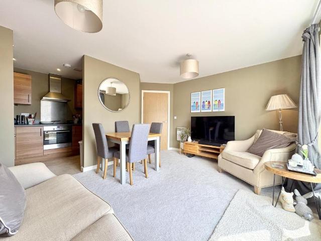 2 bed flat for sale
