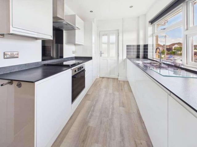 2 bed flat for sale