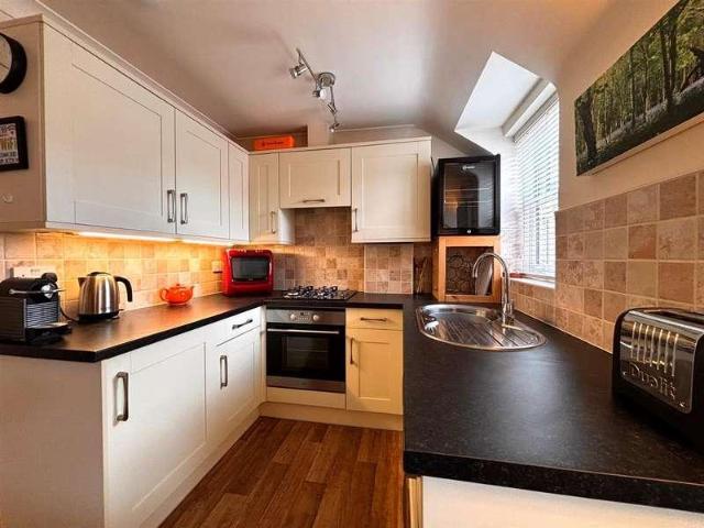2 bed flat for sale