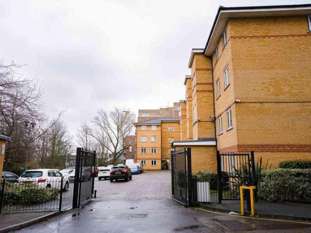 2 bed flat for sale
