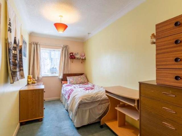 2 bed flat for sale