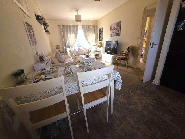 2 bed flat for sale
