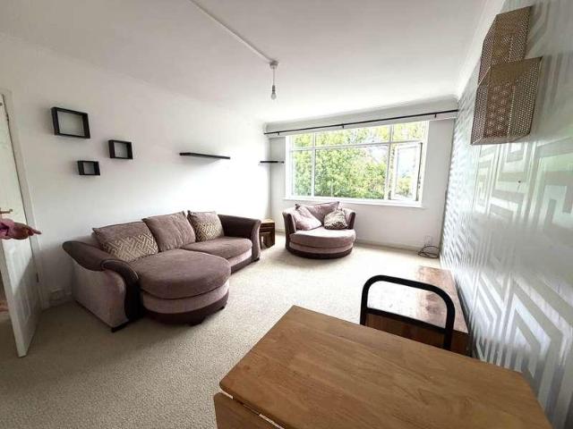 2 bed flat for sale