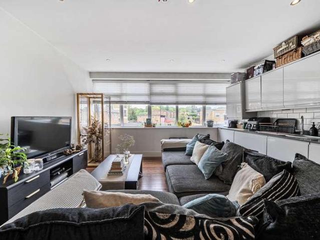 2 bed flat for sale