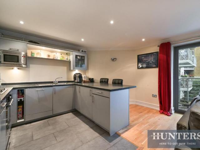 2 bed flat for sale
