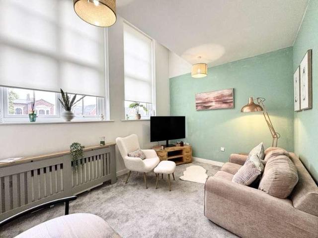 2 bed flat for sale
