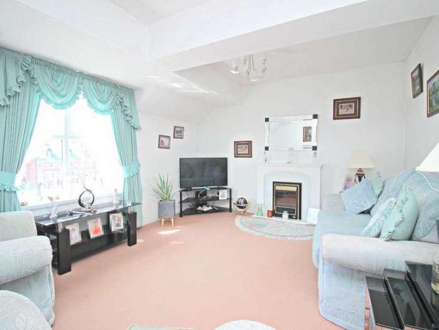 2 bed flat for sale