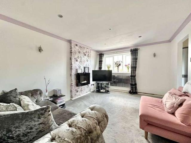 2 bed flat for sale