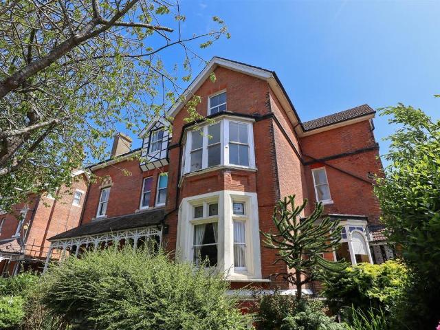 2 bed flat for sale