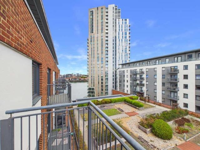2 bed flat for sale