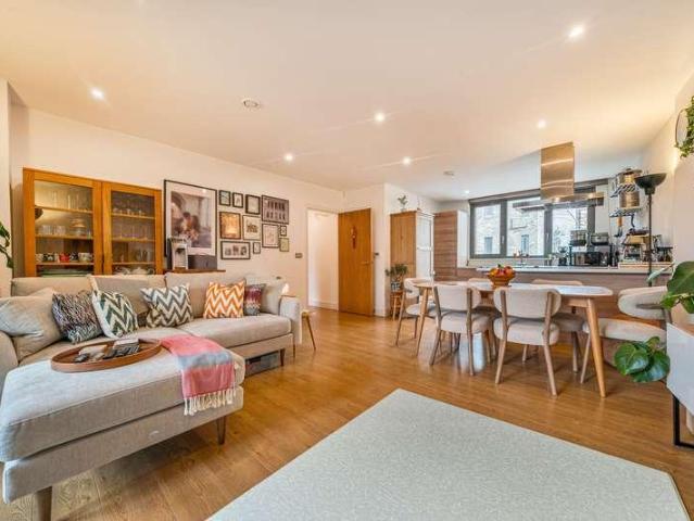 2 bed flat for sale