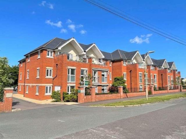 2 bed flat for sale