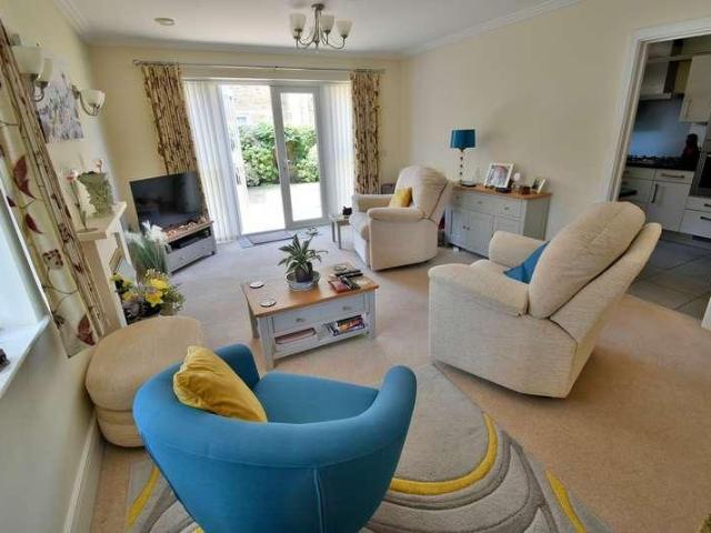 2 bed flat for sale
