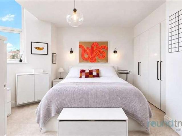 2 bed flat for sale