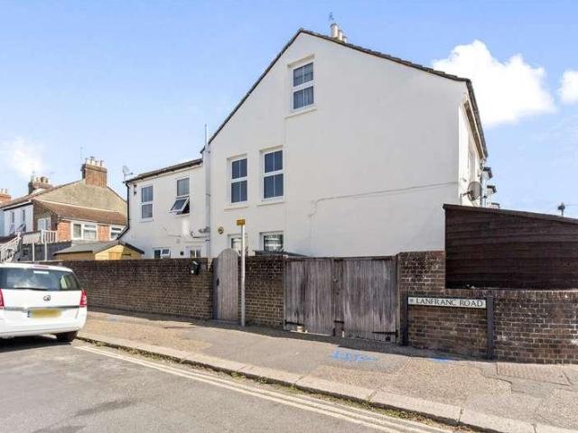 2 bed flat for sale