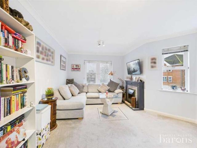 2 bed flat for sale