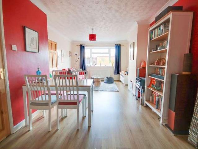 2 bed flat for sale