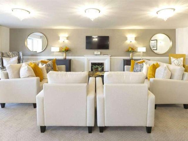2 bed flat for sale