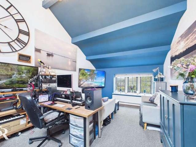 2 bed flat for sale