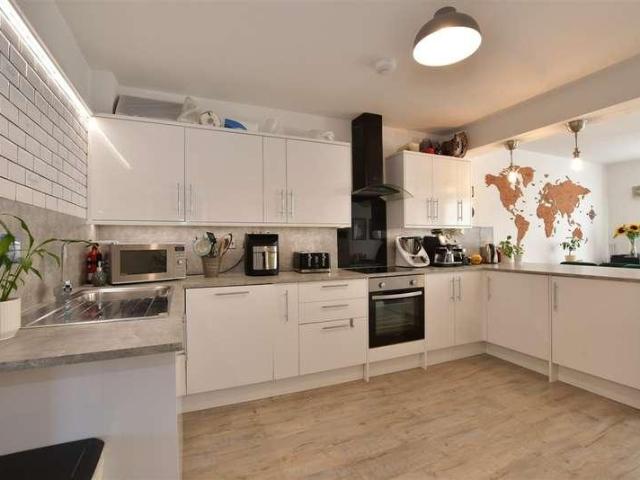 2 bed flat for sale